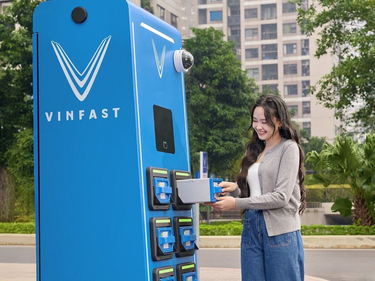 Khách hàng lấy pin sạc đầy từ tủ đổi pin VinFast