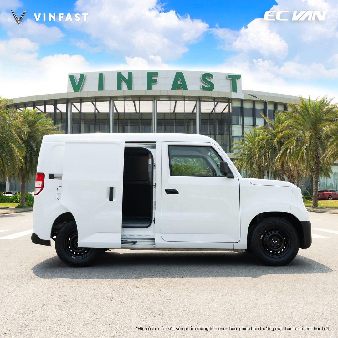 VinFast EC Van với cửa trượt mở, nhìn thẳng từ bên hông